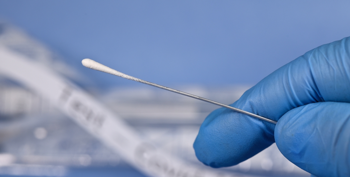 Prélèvement nasopharyngé par les techniciens de laboratoire : nous y sommes presque !